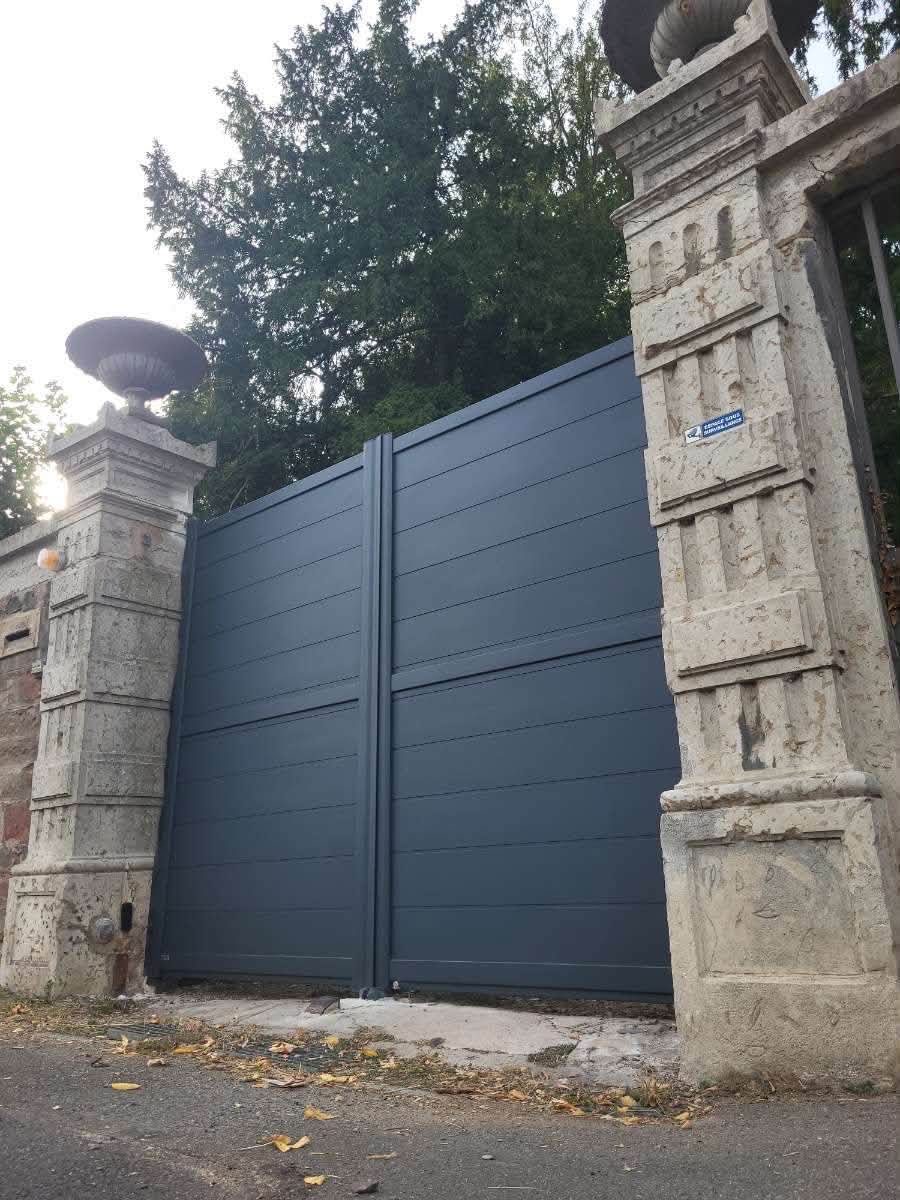 Portail aluminium posé