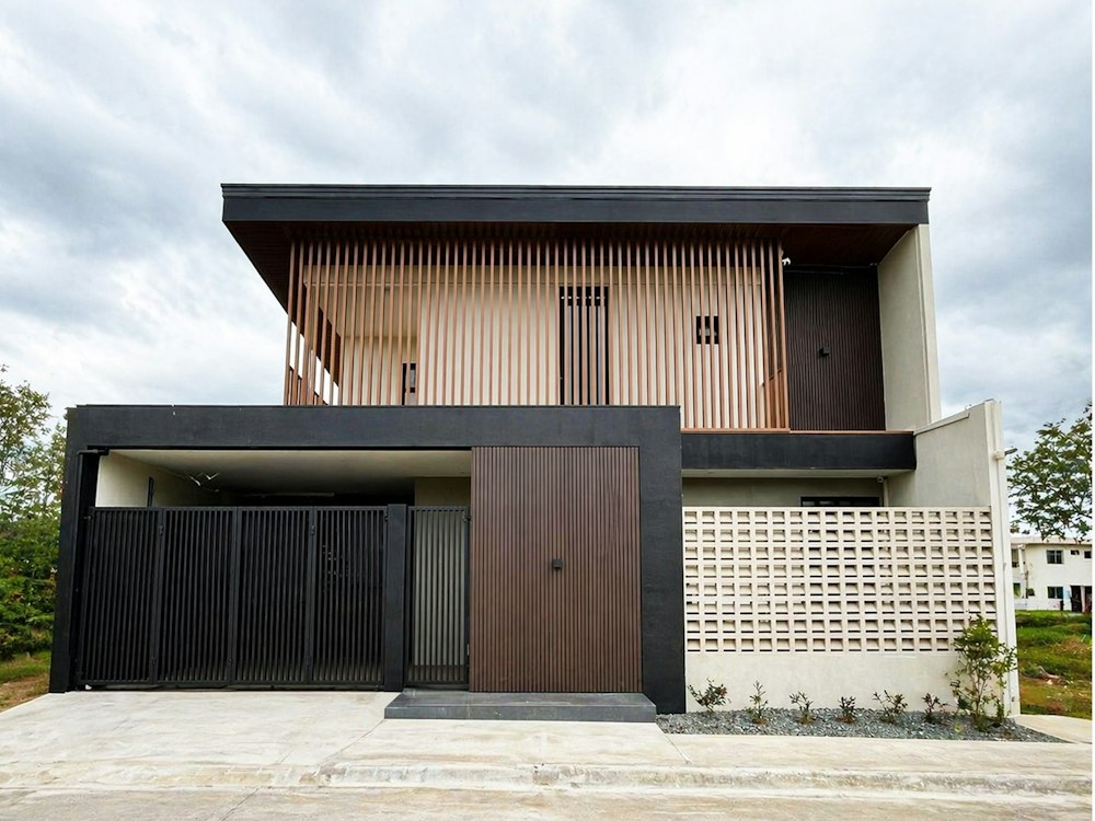 Maison moderne avec portail noir